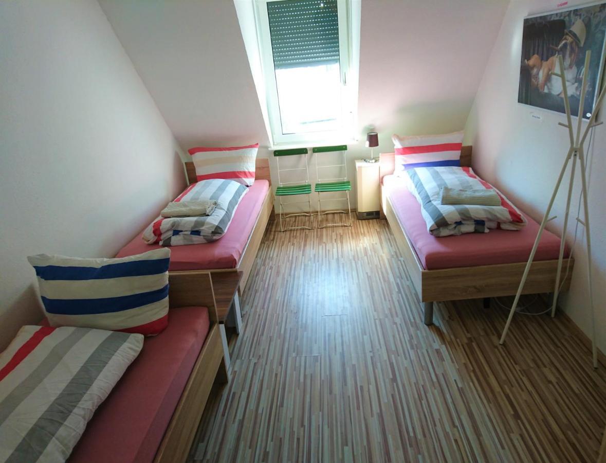 Nest City - Not A Hotel, Private Room With Shared Showers, No Parking, Breakfast, Or Kitchen, Towels Available For A Fee, Check-In 4 Pm To 11 Pm Constanţa Exterior foto